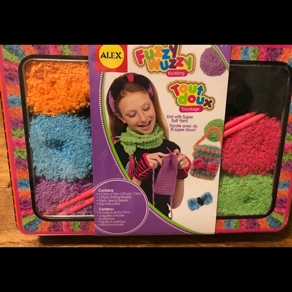 NEW - ALEX Fuzzy Wuzzy knitting kit.
